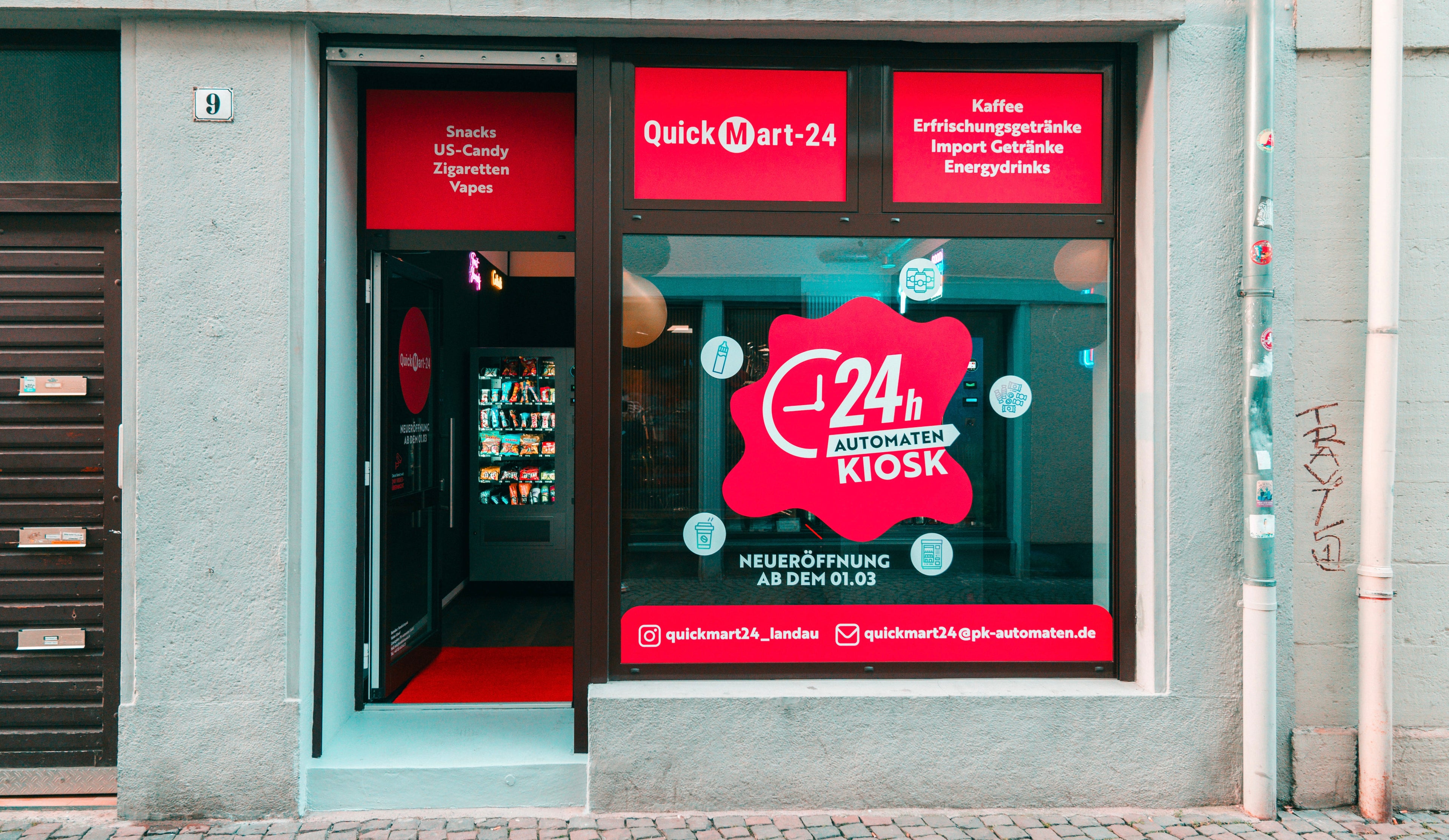 Auf dem Foto ist die Schaufensterfront des Ladenlokals Quickmart 24 in Landau zu sehen.