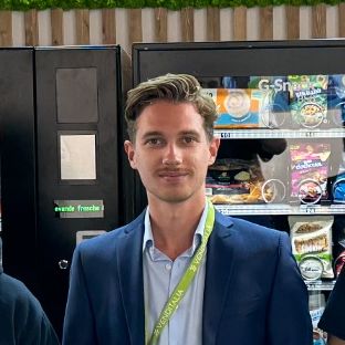 Auf dem Bild ist Philipp Kaut zu sehen. Er ist Gründer & Geschäftsführer der PK Automaten GmbH. 